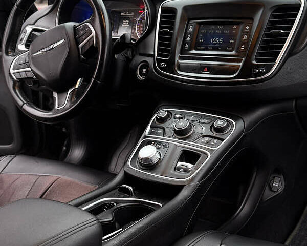 Черный Крайслер 200, объемом двигателя 2.36 л и пробегом 198 тыс. км за 8850 $, фото 10 на Automoto.ua