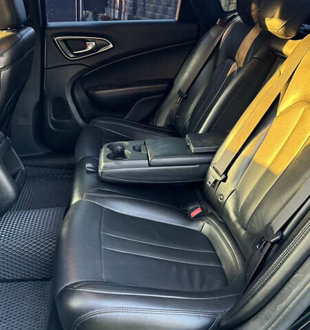 Черный Крайслер 200, объемом двигателя 2.36 л и пробегом 163 тыс. км за 12500 $, фото 10 на Automoto.ua