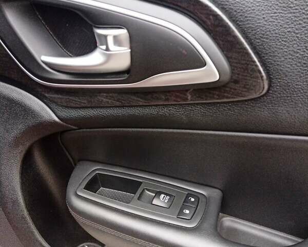 Червоний Крайслер 200, об'ємом двигуна 3.6 л та пробігом 118 тис. км за 10900 $, фото 5 на Automoto.ua