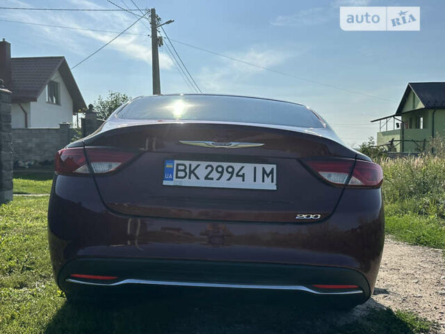 Красный Крайслер 200, объемом двигателя 2.4 л и пробегом 207 тыс. км за 9300 $, фото 3 на Automoto.ua