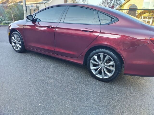 Красный Крайслер 200, объемом двигателя 2.4 л и пробегом 190 тыс. км за 11000 $, фото 1 на Automoto.ua