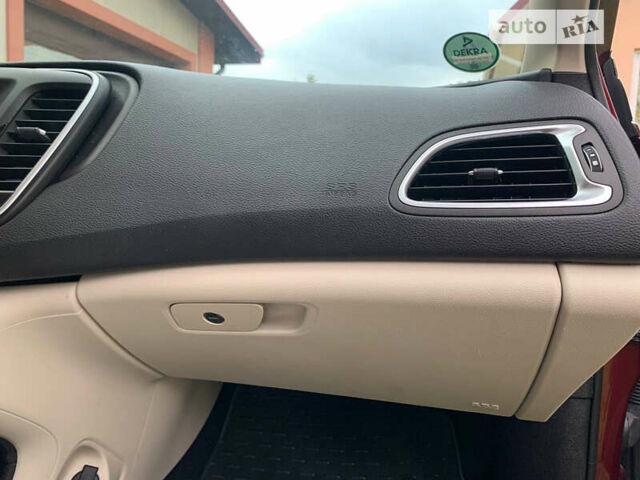 Красный Крайслер 200, объемом двигателя 2.4 л и пробегом 207 тыс. км за 9300 $, фото 11 на Automoto.ua