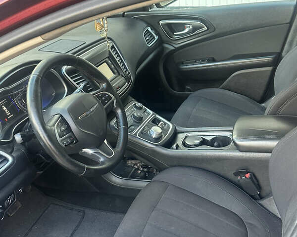 Красный Крайслер 200, объемом двигателя 2.36 л и пробегом 240 тыс. км за 8800 $, фото 6 на Automoto.ua