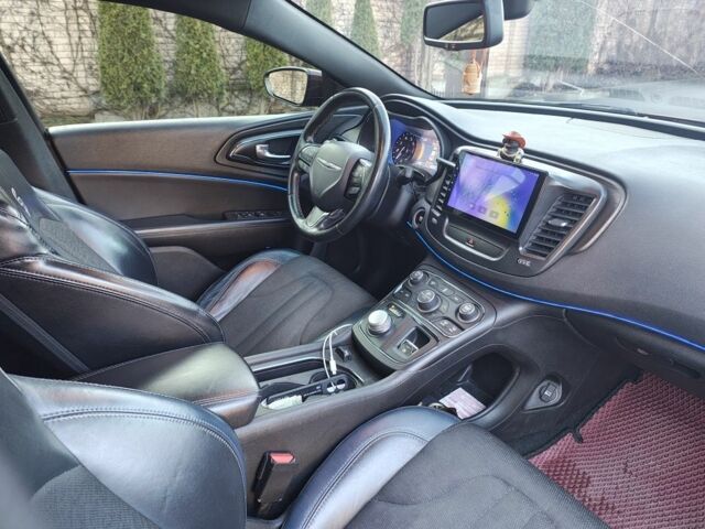 Красный Крайслер 200, объемом двигателя 2.4 л и пробегом 190 тыс. км за 11000 $, фото 2 на Automoto.ua