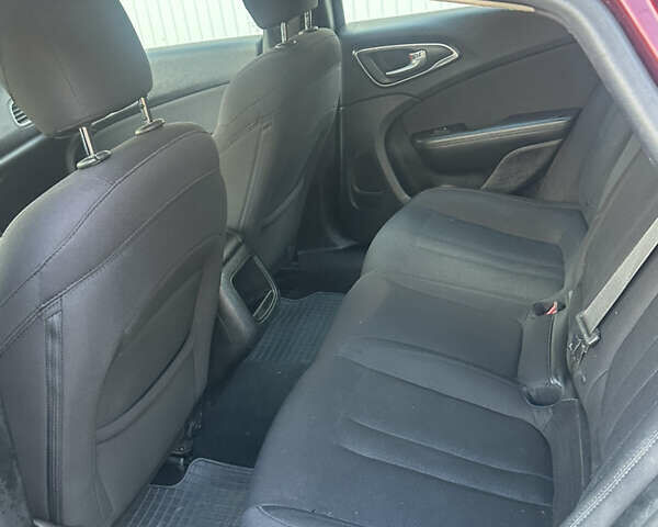 Красный Крайслер 200, объемом двигателя 2.36 л и пробегом 240 тыс. км за 8800 $, фото 5 на Automoto.ua