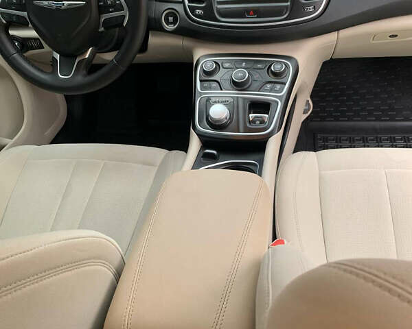 Красный Крайслер 200, объемом двигателя 2.4 л и пробегом 207 тыс. км за 9300 $, фото 10 на Automoto.ua