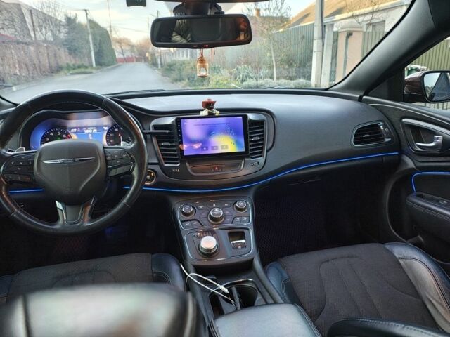 Красный Крайслер 200, объемом двигателя 2.4 л и пробегом 190 тыс. км за 11000 $, фото 5 на Automoto.ua