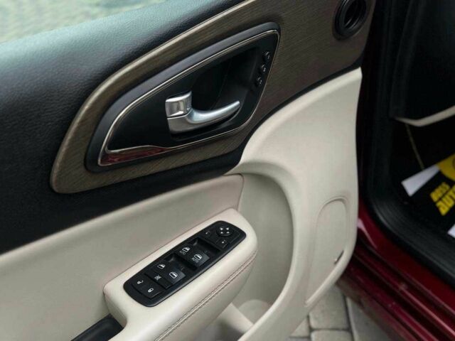 Красный Крайслер 200, объемом двигателя 3.6 л и пробегом 208 тыс. км за 13200 $, фото 9 на Automoto.ua