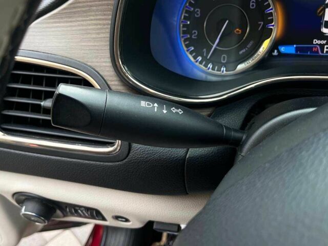 Красный Крайслер 200, объемом двигателя 3.6 л и пробегом 208 тыс. км за 13200 $, фото 13 на Automoto.ua