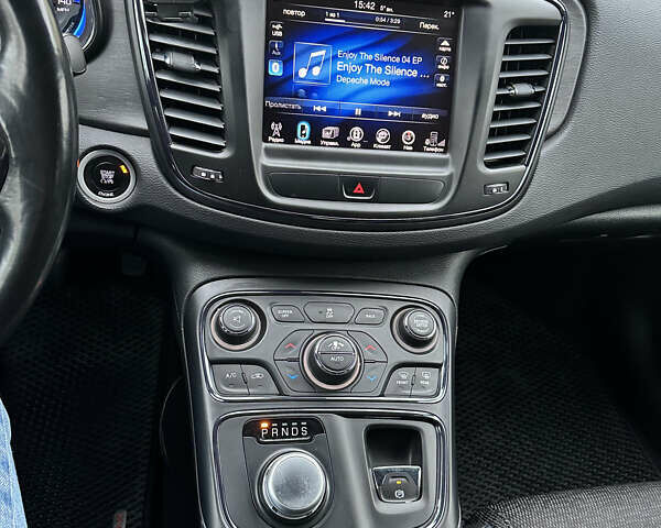 Красный Крайслер 200, объемом двигателя 2.36 л и пробегом 197 тыс. км за 9500 $, фото 4 на Automoto.ua