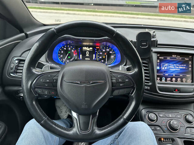 Красный Крайслер 200, объемом двигателя 2.36 л и пробегом 197 тыс. км за 9500 $, фото 3 на Automoto.ua