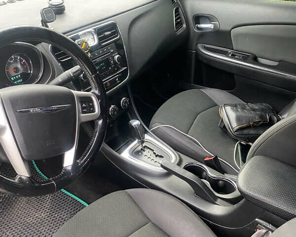 Крайслер 200, объемом двигателя 2.4 л и пробегом 187 тыс. км за 7299 $, фото 13 на Automoto.ua