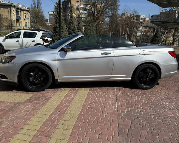 Серый Крайслер 200, объемом двигателя 2.36 л и пробегом 125 тыс. км за 11000 $, фото 2 на Automoto.ua