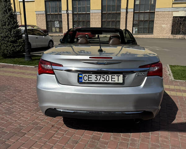 Серый Крайслер 200, объемом двигателя 2.36 л и пробегом 125 тыс. км за 11000 $, фото 4 на Automoto.ua