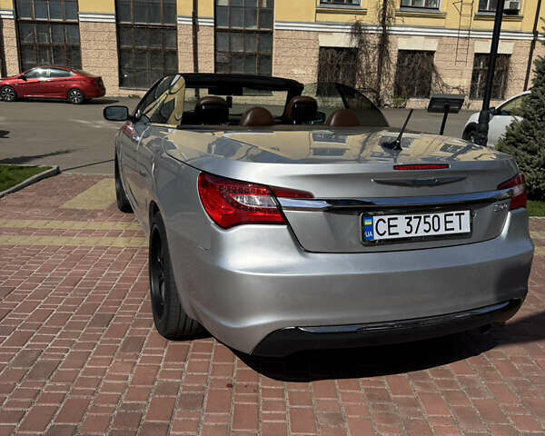 Серый Крайслер 200, объемом двигателя 2.36 л и пробегом 125 тыс. км за 11000 $, фото 5 на Automoto.ua