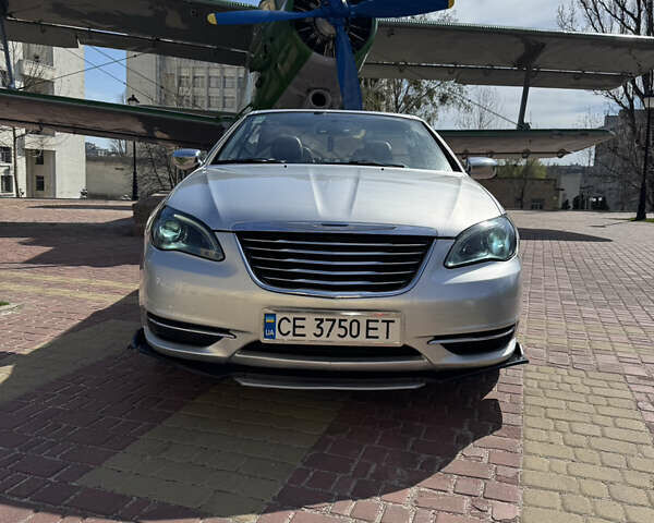 Серый Крайслер 200, объемом двигателя 2.36 л и пробегом 125 тыс. км за 11000 $, фото 1 на Automoto.ua