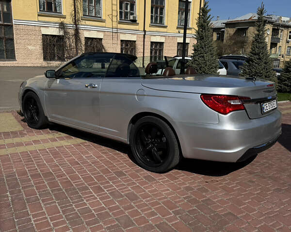 Серый Крайслер 200, объемом двигателя 2.36 л и пробегом 125 тыс. км за 11000 $, фото 3 на Automoto.ua