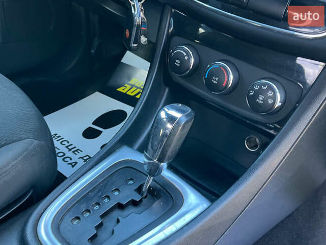 Сірий Крайслер 200, об'ємом двигуна 2.36 л та пробігом 145 тис. км за 6999 $, фото 21 на Automoto.ua