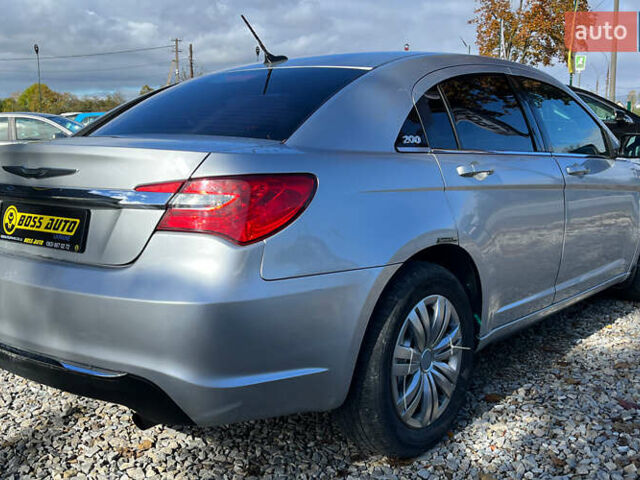 Сірий Крайслер 200, об'ємом двигуна 2.36 л та пробігом 145 тис. км за 6999 $, фото 5 на Automoto.ua