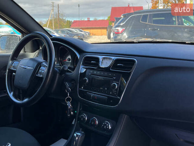 Сірий Крайслер 200, об'ємом двигуна 2.36 л та пробігом 145 тис. км за 6999 $, фото 20 на Automoto.ua