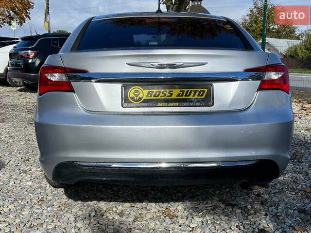 Сірий Крайслер 200, об'ємом двигуна 2.36 л та пробігом 145 тис. км за 6999 $, фото 4 на Automoto.ua