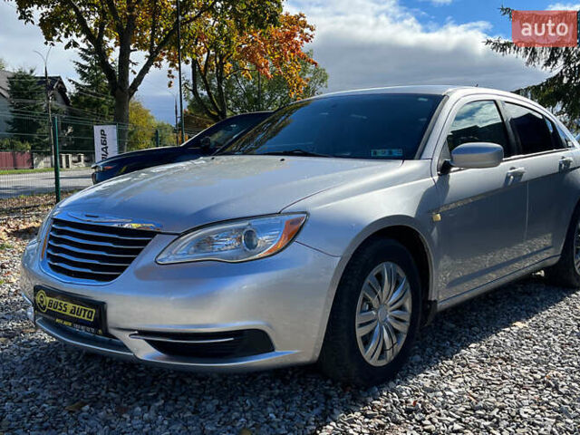 Сірий Крайслер 200, об'ємом двигуна 2.36 л та пробігом 145 тис. км за 6999 $, фото 2 на Automoto.ua