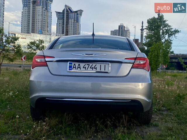 Серый Крайслер 200, объемом двигателя 2.36 л и пробегом 154 тыс. км за 6700 $, фото 4 на Automoto.ua