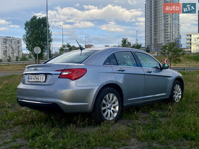 Серый Крайслер 200, объемом двигателя 2.36 л и пробегом 154 тыс. км за 6700 $, фото 6 на Automoto.ua