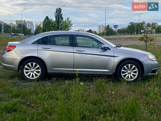 Серый Крайслер 200, объемом двигателя 2.36 л и пробегом 154 тыс. км за 6700 $, фото 5 на Automoto.ua