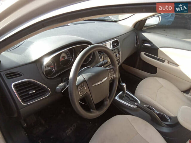Сірий Крайслер 200, об'ємом двигуна 2.4 л та пробігом 30 тис. км за 4999 $, фото 12 на Automoto.ua