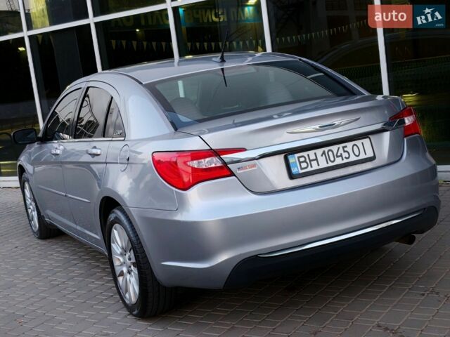 Сірий Крайслер 200, об'ємом двигуна 2.4 л та пробігом 250 тис. км за 5800 $, фото 13 на Automoto.ua