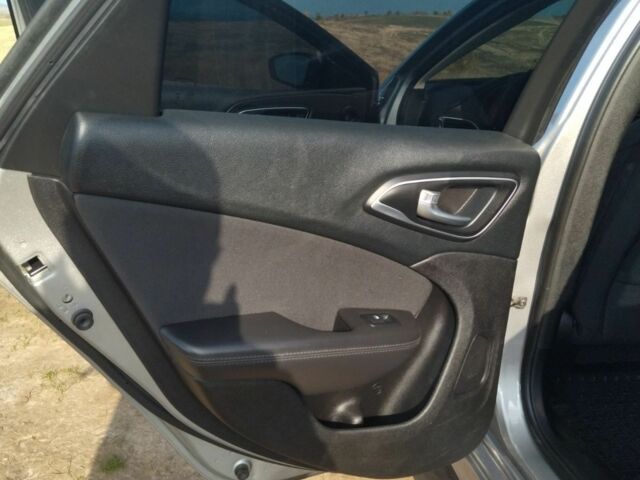 Серый Крайслер 200, объемом двигателя 2.4 л и пробегом 186 тыс. км за 10000 $, фото 1 на Automoto.ua