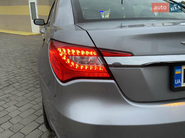 Крайслер 200 2014 в Дубно на Automoto.ua Серый Крайслер 200, объемом двигателя 2.36 л и пробегом 78 тыс. км за 8900 $, фото 9 на Automoto.ua