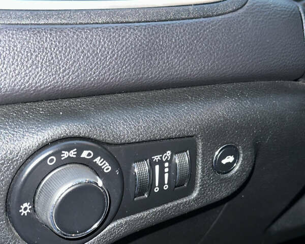 Серый Крайслер 200, объемом двигателя 2.4 л и пробегом 200 тыс. км за 8500 $, фото 25 на Automoto.ua