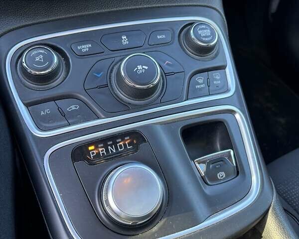 Серый Крайслер 200, объемом двигателя 2.36 л и пробегом 202 тыс. км за 8700 $, фото 20 на Automoto.ua