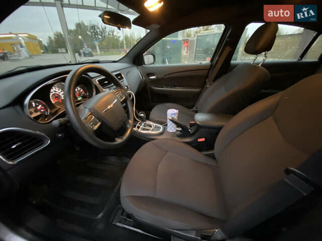 Крайслер 200 2014 в Дубно на Automoto.ua Серый Крайслер 200, объемом двигателя 2.36 л и пробегом 78 тыс. км за 8900 $, фото 12 на Automoto.ua