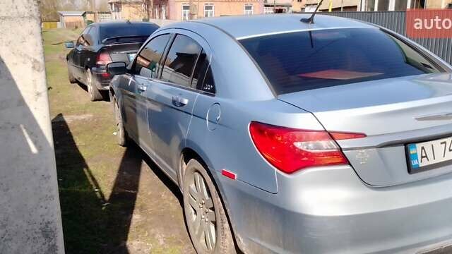 Серый Крайслер 200, объемом двигателя 2.4 л и пробегом 195 тыс. км за 6100 $, фото 3 на Automoto.ua