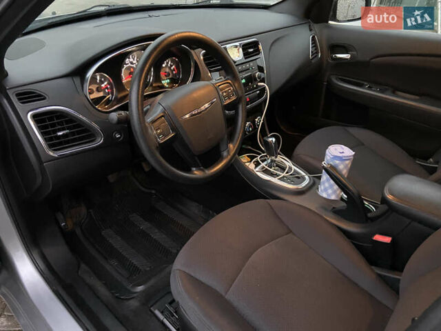 Крайслер 200 2014 в Дубно на Automoto.ua Серый Крайслер 200, объемом двигателя 2.36 л и пробегом 78 тыс. км за 8900 $, фото 11 на Automoto.ua
