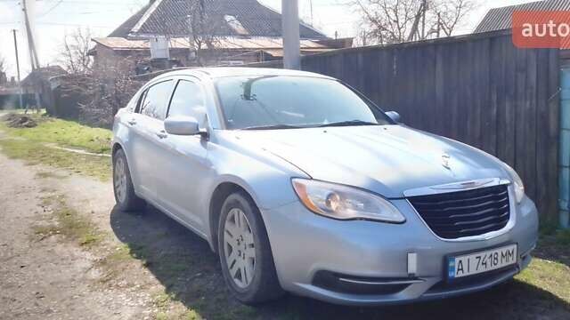 Серый Крайслер 200, объемом двигателя 2.4 л и пробегом 195 тыс. км за 6100 $, фото 2 на Automoto.ua