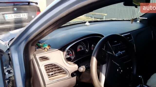 Серый Крайслер 200, объемом двигателя 2.4 л и пробегом 195 тыс. км за 6100 $, фото 1 на Automoto.ua