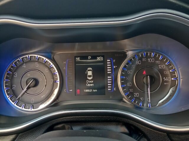 Серый Крайслер 200, объемом двигателя 2.4 л и пробегом 187 тыс. км за 9109 $, фото 5 на Automoto.ua