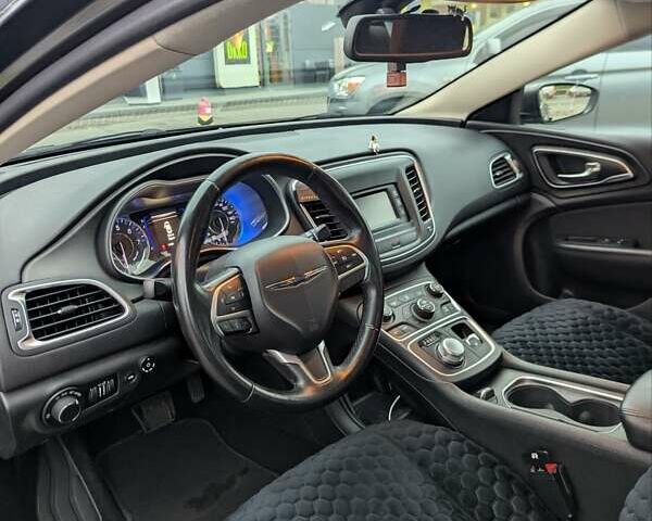 Серый Крайслер 200, объемом двигателя 2.4 л и пробегом 173 тыс. км за 10300 $, фото 8 на Automoto.ua