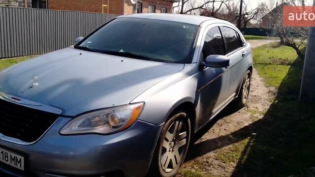 Серый Крайслер 200, объемом двигателя 2.4 л и пробегом 195 тыс. км за 6100 $, фото 5 на Automoto.ua