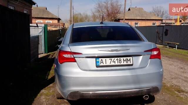 Серый Крайслер 200, объемом двигателя 2.4 л и пробегом 195 тыс. км за 6100 $, фото 4 на Automoto.ua