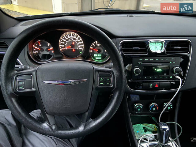 Крайслер 200 2014 в Дубно на Automoto.ua Серый Крайслер 200, объемом двигателя 2.36 л и пробегом 78 тыс. км за 8900 $, фото 14 на Automoto.ua