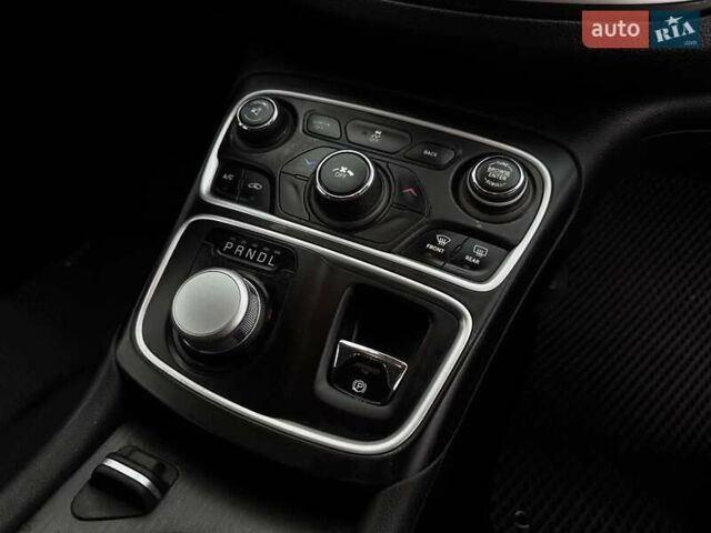 Сірий Крайслер 200, об'ємом двигуна 2.4 л та пробігом 270 тис. км за 6900 $, фото 14 на Automoto.ua