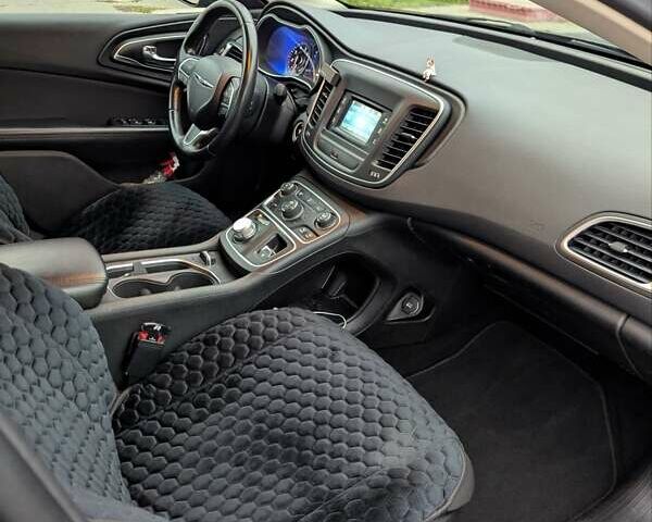 Серый Крайслер 200, объемом двигателя 2.4 л и пробегом 173 тыс. км за 10300 $, фото 9 на Automoto.ua