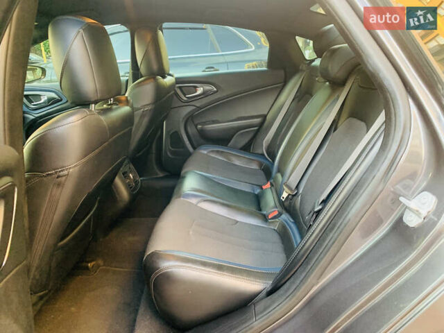 Серый Крайслер 200, объемом двигателя 2.36 л и пробегом 111 тыс. км за 10200 $, фото 59 на Automoto.ua