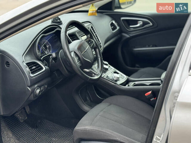 Серый Крайслер 200, объемом двигателя 2.36 л и пробегом 278 тыс. км за 6900 $, фото 6 на Automoto.ua