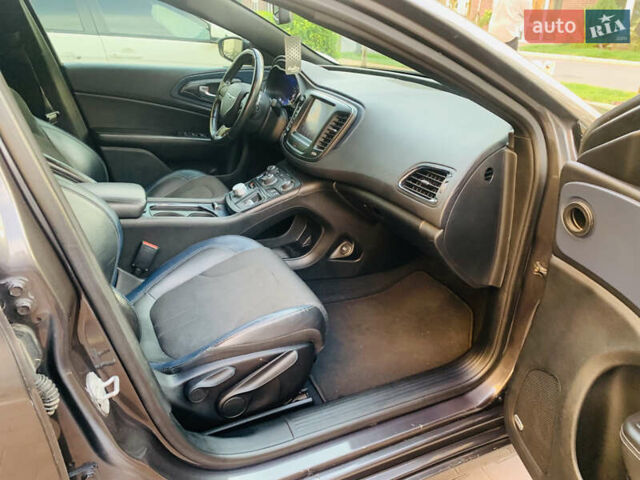 Серый Крайслер 200, объемом двигателя 2.36 л и пробегом 111 тыс. км за 10200 $, фото 67 на Automoto.ua